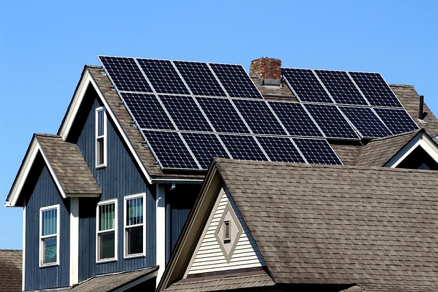 Instalación solar en techo residencial